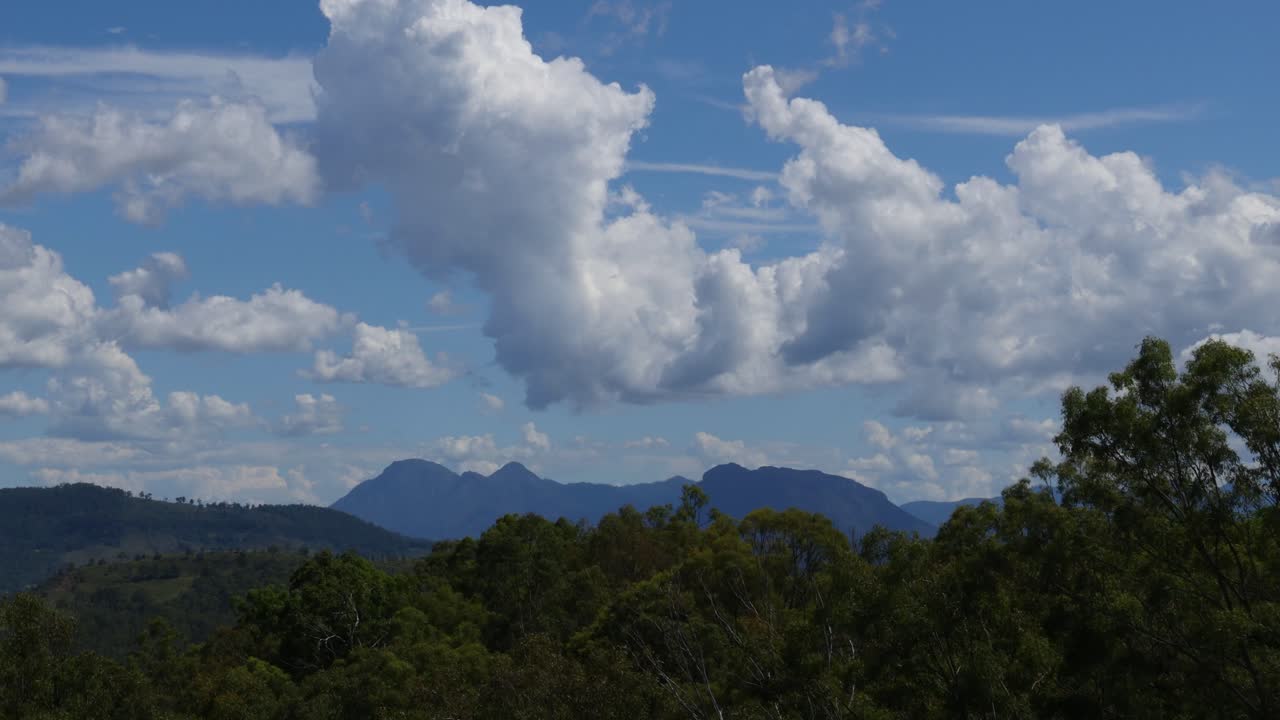 산악 지형 위 에 빠르게 움직이는 구름 들