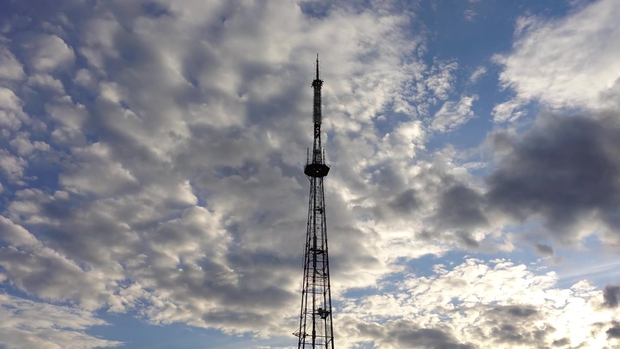 Una torre televisiva tra le nuvole. Riprese in time-lapse
