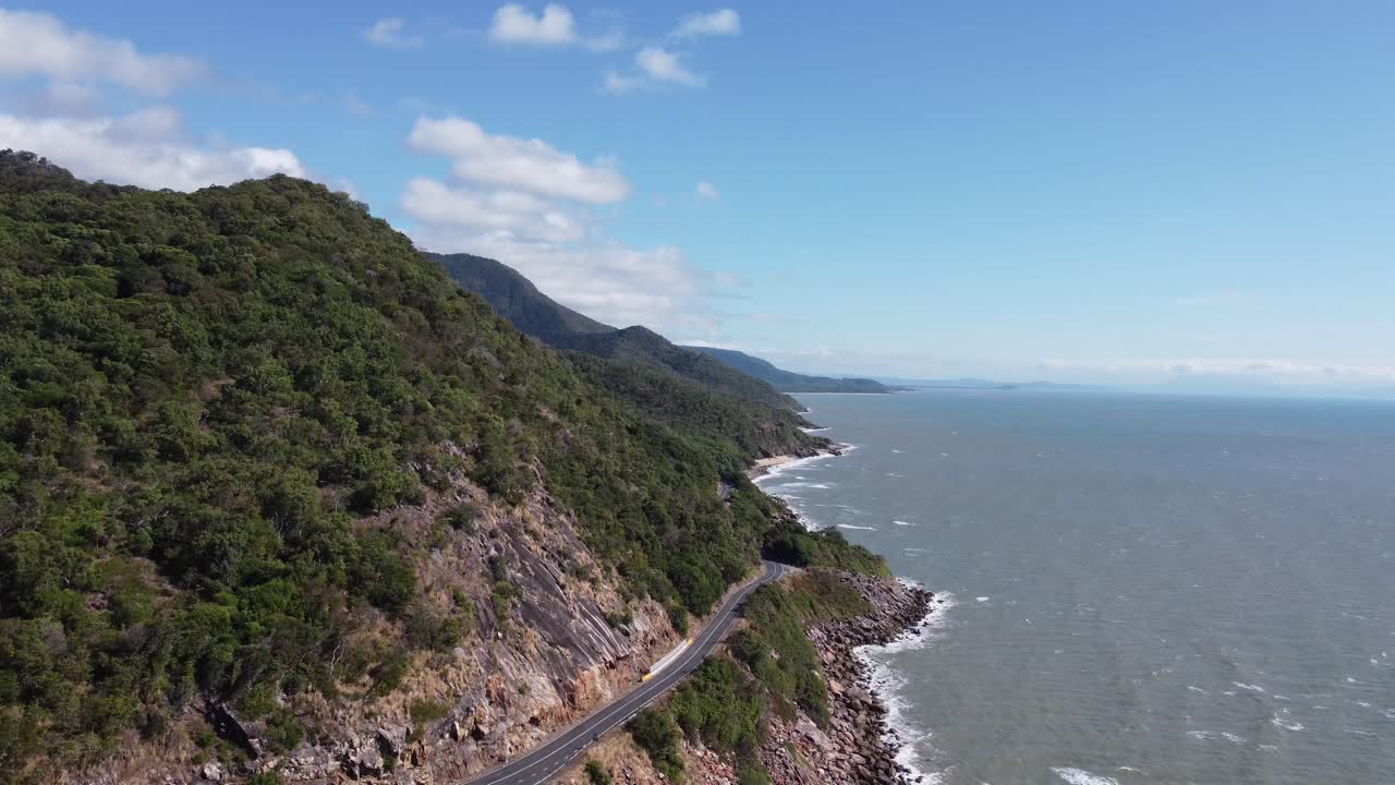 Filmato aereo con drone 4K di una costa frastagliata e un'autostrada costiera nel Queensland settentrionale in Australia