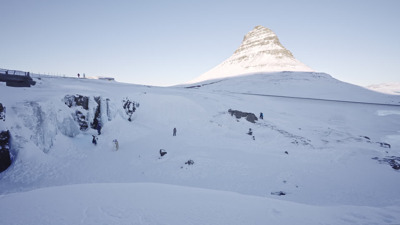 겨울철에 눈으로 인 아이슬란드의 kirkjufell 파노라마