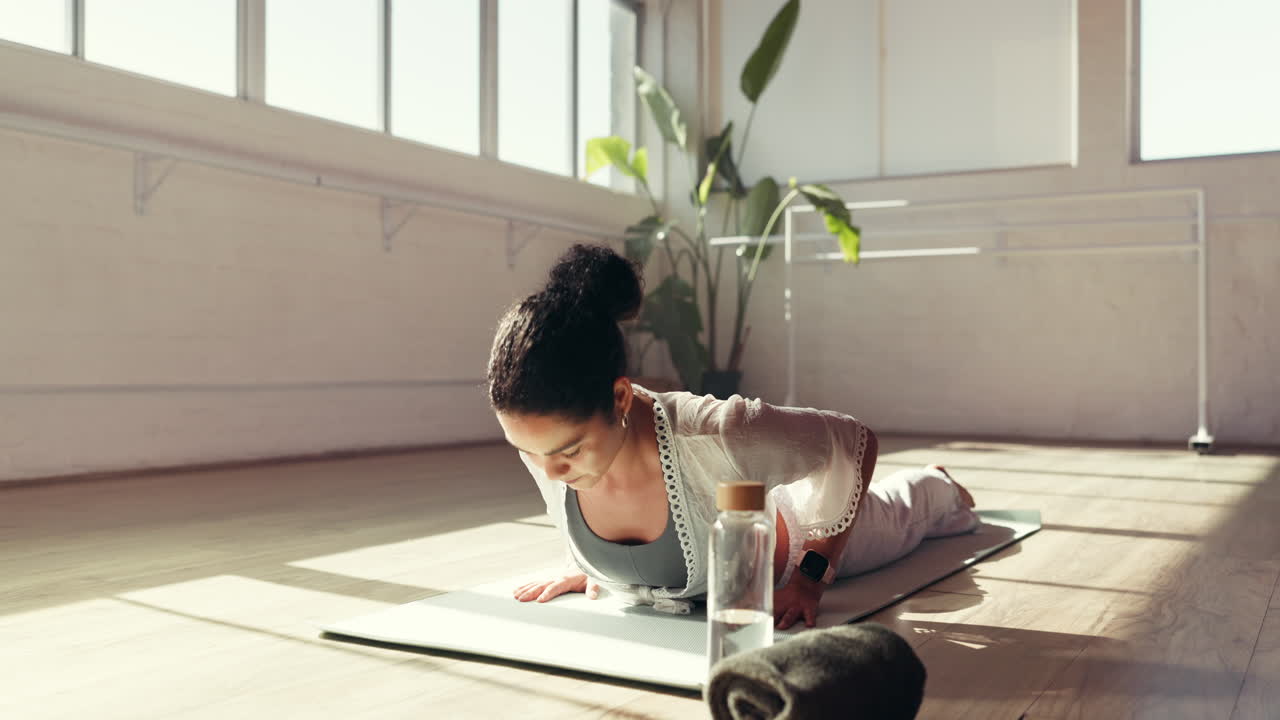 mujer practicando yoga en el interior
