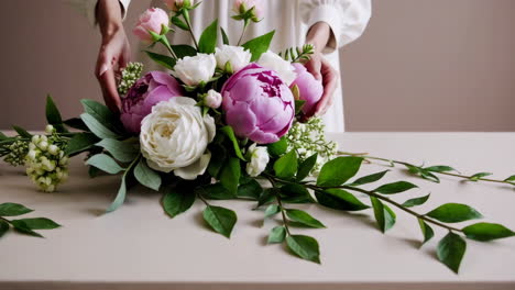 creando un hermoso arreglo floral