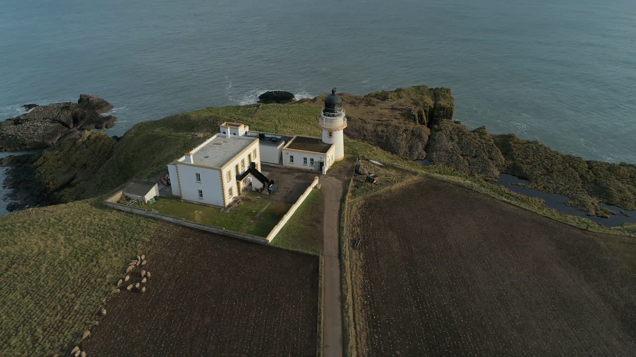 vista aérea del faro todd head en aberdeenshire, escocia