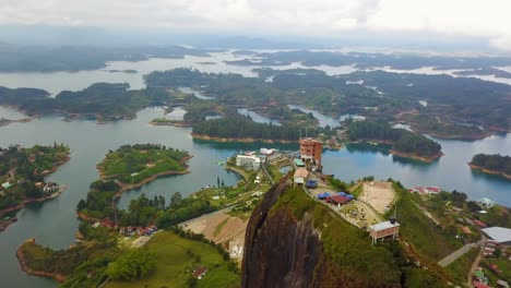 Toma-Aérea-Alrededor-De-La-Formación-Rocosa-De-Guatepe-Y-Mirador-Colombia-Sudamérica-1