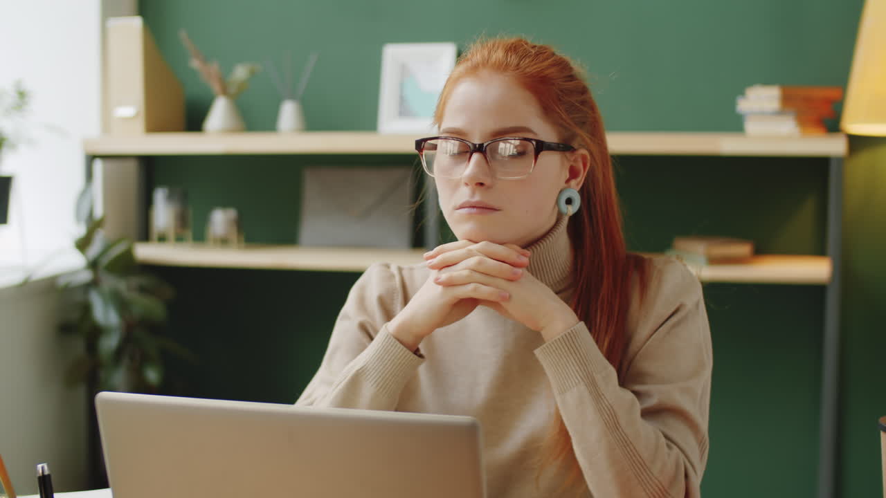 mujer trabajando en una computadora portátil en la oficina