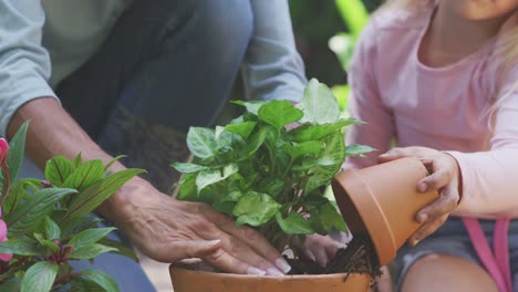 Mutter-Und-Tochter-Verbringen-Gemeinsam-Zeit-Im-Garten