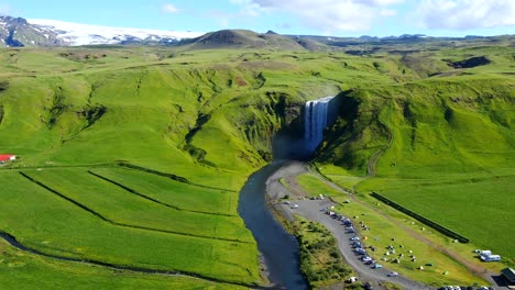 vista aérea de la cascada de gulfoss en islandia con el río salvaje