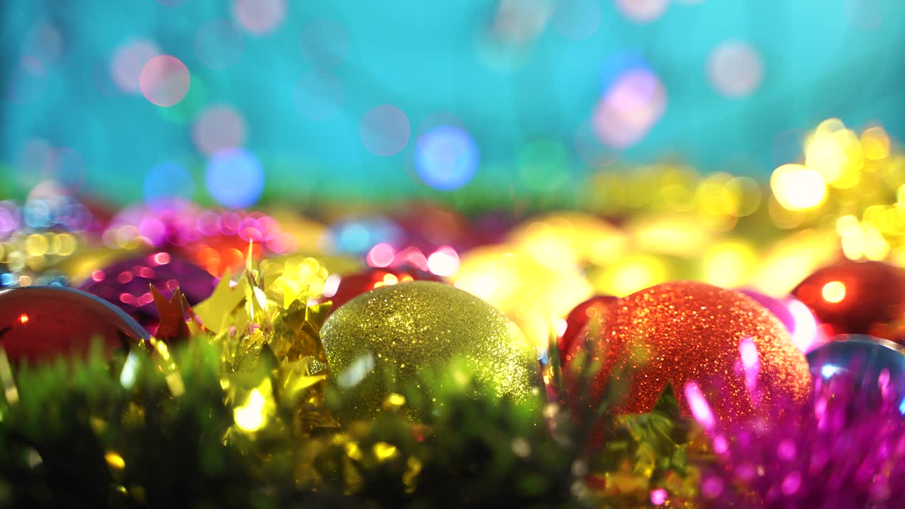 To julekugler på bordet. Festlige julekugler og pynt i forskellige farver. Nærbillede.