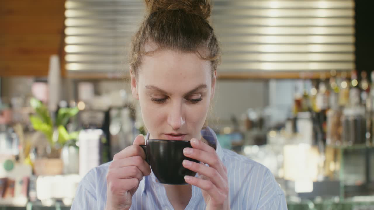 mujer disfrutando de café en una cafetería