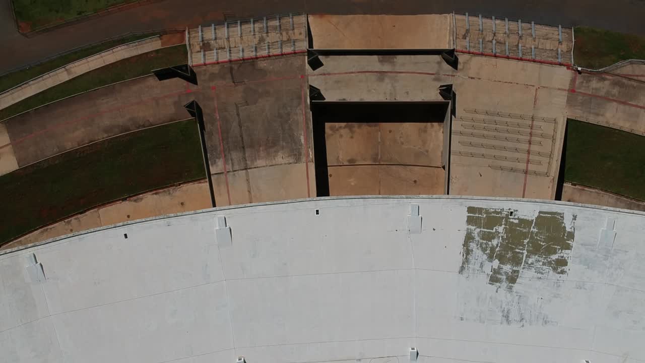 콘서트와 축구에 사용되는 경기장 외부의 공중 드론 영상