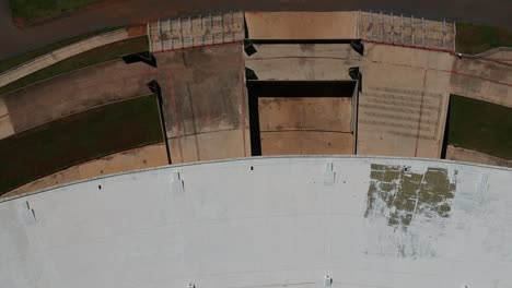 Imágenes-Aéreas-De-Drones-Del-Exterior-De-Un-Estadio-Utilizado-Para-Conciertos-Y-Fútbol