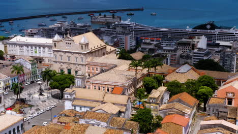 Luftaufnahme-Des-Terreiro-De-Jesus-Platzes-In-Der-Nähe-Von-Pelourinho-Mit-Farbenfrohen-Gebäuden-Und-Dem-Meer-Im-Hintergrund,-Salvador,-Bahia,-Brasilien