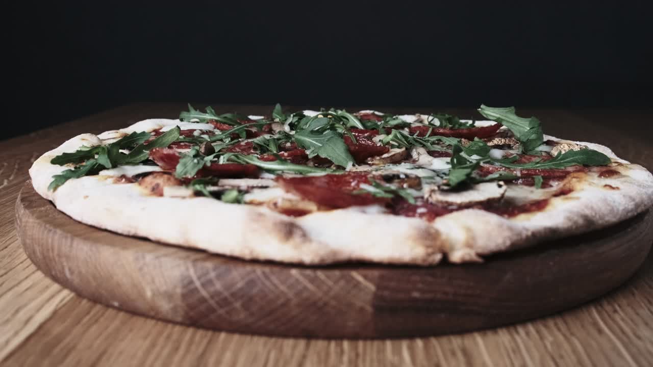 Pizza appetitosa su tagliere di legno in un ristorante