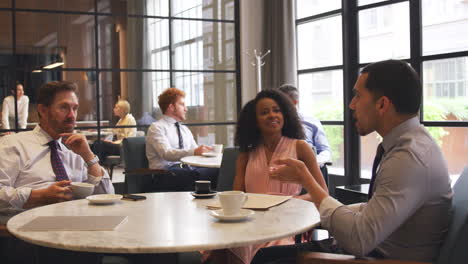 colegas de negocios hablando en el café en su lugar de trabajo