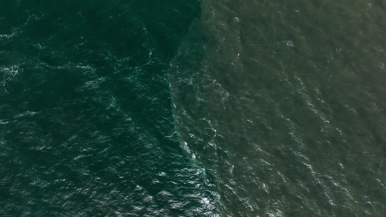 la mezcla de aguas sucias de flujos fluviales interiores con el océano pacífico