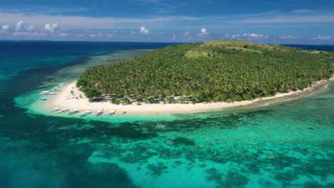vista aérea de la isla tropical exótica, barcos en la playa de arena blanca y vegetación verde