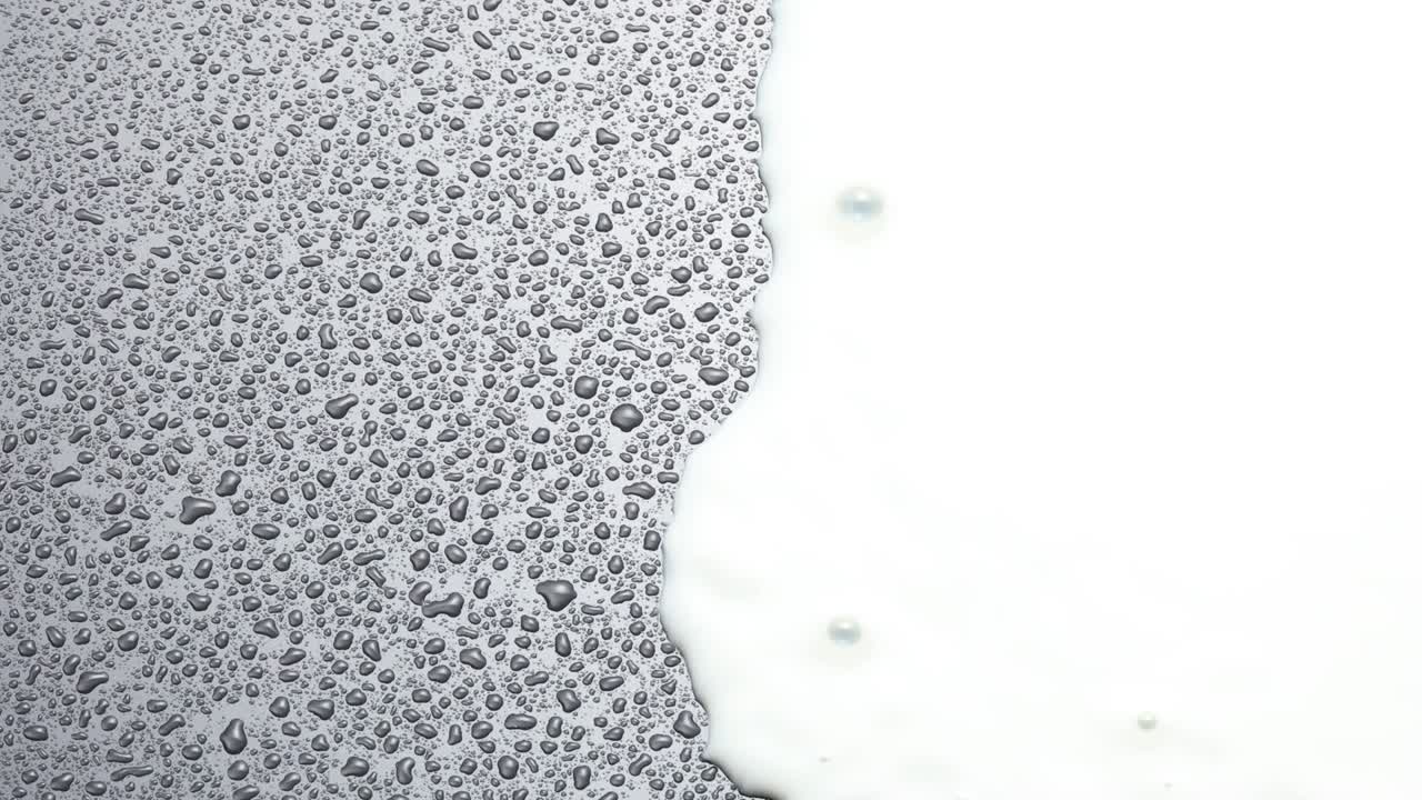 추상적인  액체가 물방울과 함께 표면 위로 흐른다.