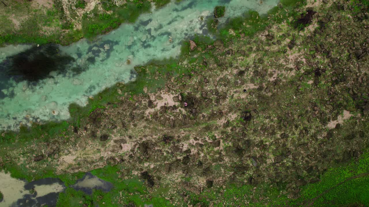 hombre sentado en una naturaleza verde al lado de un río tranquilo