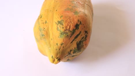 Papayascheibe-Und-Papayasaft-Auf-Grünem-Blatt-Und-Weißem-Hintergrund,-Gesunde-Und-Diätfrucht