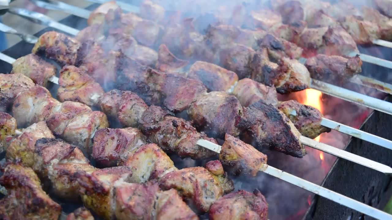 hacer shashlik con amigos afuera