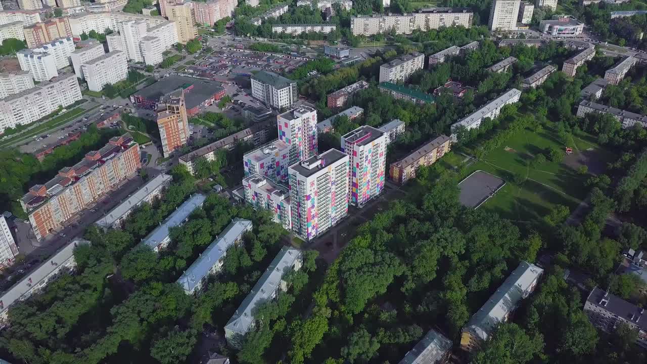 다채로운 건물 들 이 있는 도시 의 공중 풍경