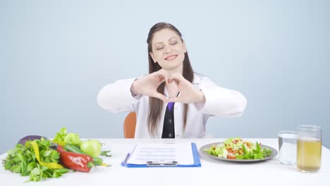 nutricionista dietista médico hace el corazón en la cámara. estilo de vida saludable.