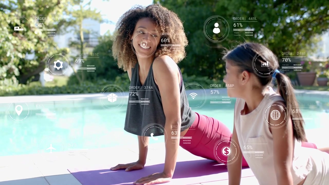 Madre che guida la figlia mentre pratica yoga a bordo piscina, con icone HUD che mostrano statistiche di fitness.