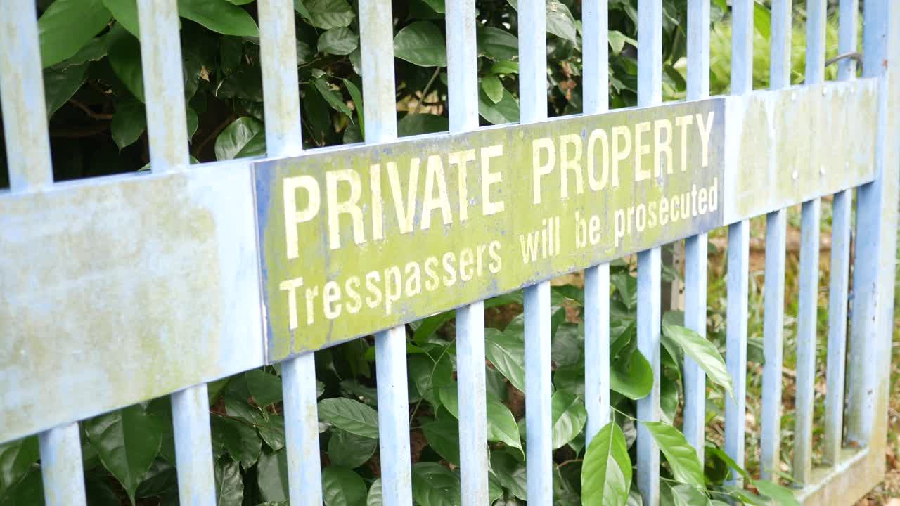 사유 재산 불법 침입 텍스트와 건물 ,