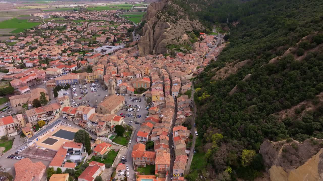 Vista aérea del pintoresco Les Mées, enclavado en las colinas de la Alta Provenza.