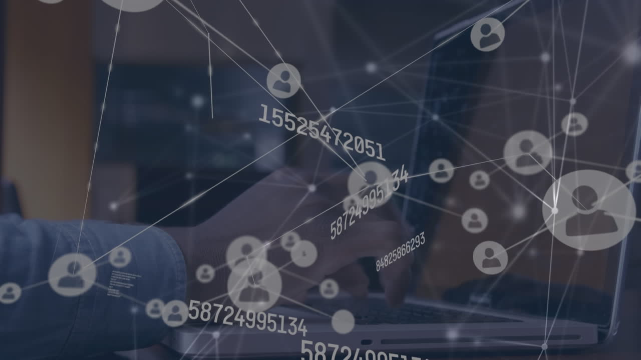 노트북을 사용하여 손 위에 미디어 아이콘으로 연결 네트워크의 애니메이션