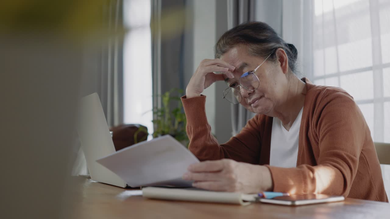 아시안 여성은 을 보았을 때 엄청나게 스트레스를 받습니다.
