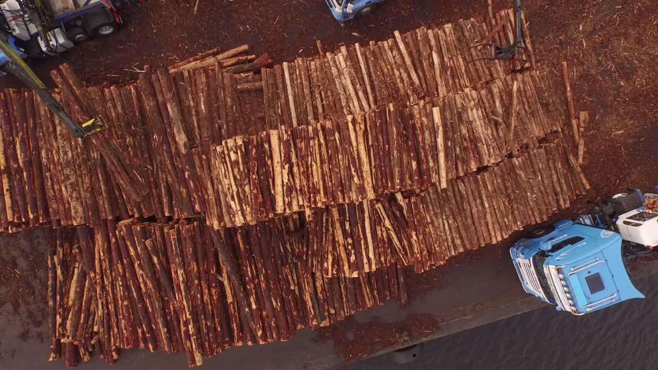 대형 산업 기계, 선박 및 트럭을 사용하여 스코틀랜드의 고지대에서 이루어지는 임업 및 벌목 작업