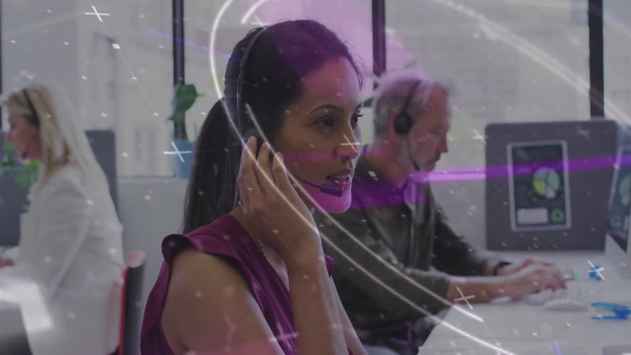 Animazione di visualizzazione ed elaborazione dati su diversi professionisti che lavorano in ufficio