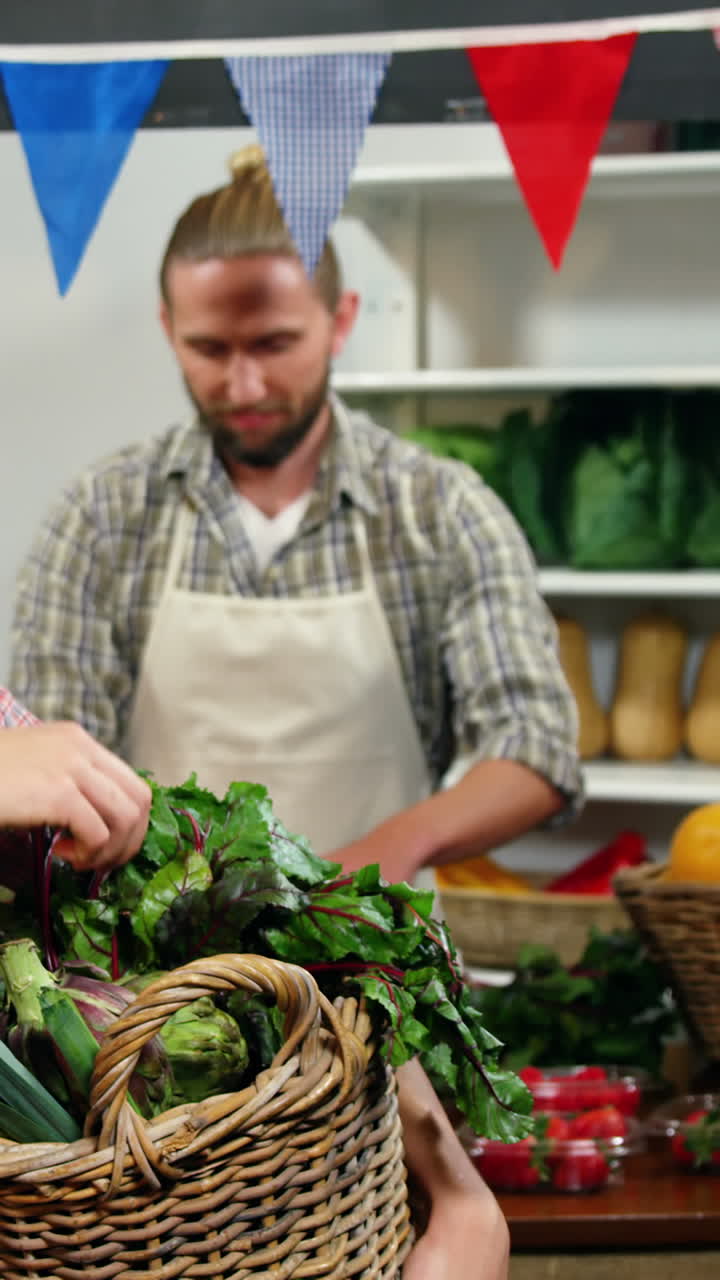 retrato de una mujer feliz comprando verduras de hoja