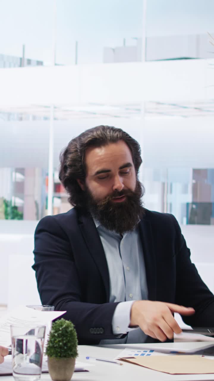 Video verticale: Consulente in ufficio che assiste i membri della famiglia nella creazione di conti di investimento.