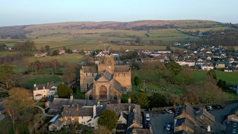 imágenes aéreas del pueblo medieval de cartmel en el distrito inglés de los lagos tiene un rico patrimonio y una variada lista de actividades para visitantes y turistas