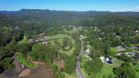 Vista-Aérea-Sobre-Casas-Residenciales-Y-Arroyo-En-El-Valle-De-Currumbin,-Gold-Coast,-Queensland,-Australia---Disparo-De-Drones