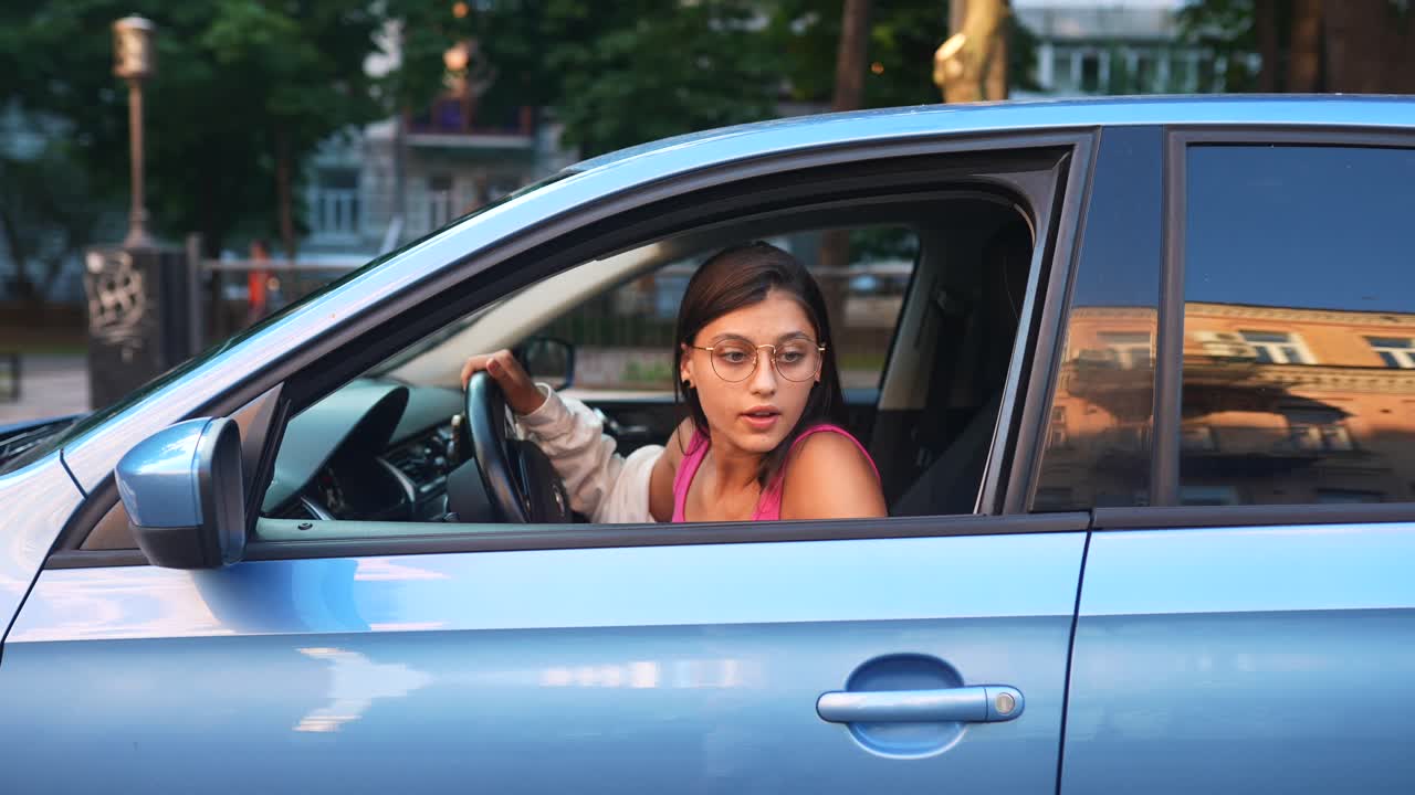 mujer conduciendo un coche en la ciudad