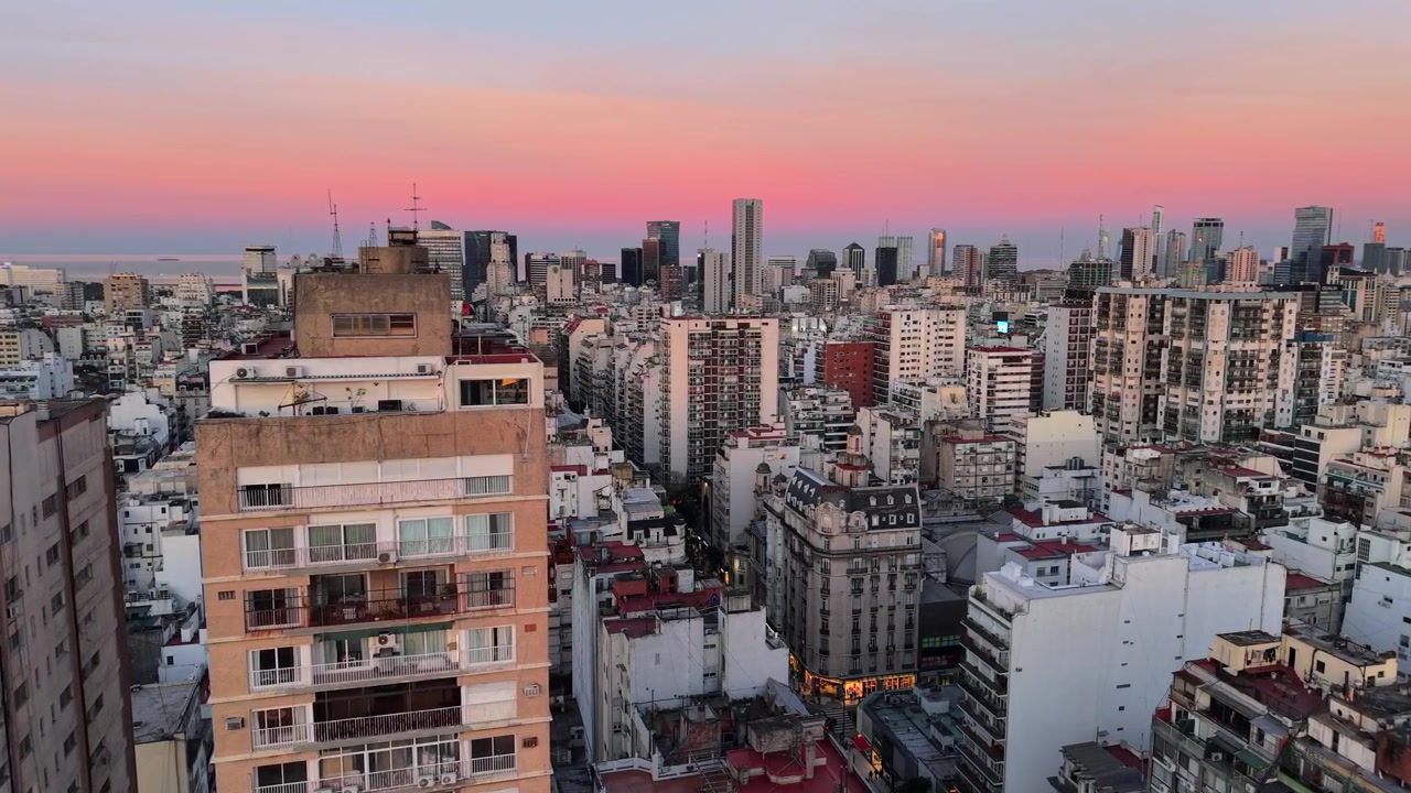 Panoramica aerea dello skyline della città di Buenos Aires al tramonto con Viale Corrientes e gli edifici del centro, Argentina.