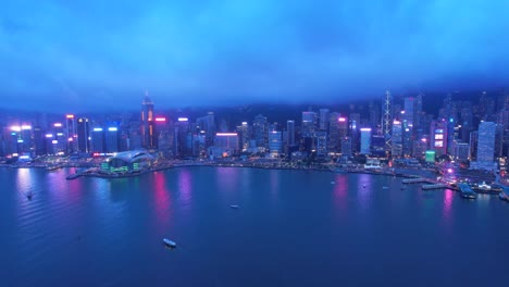 la increíble noche de victoria harbour, hong kong. el día nublado