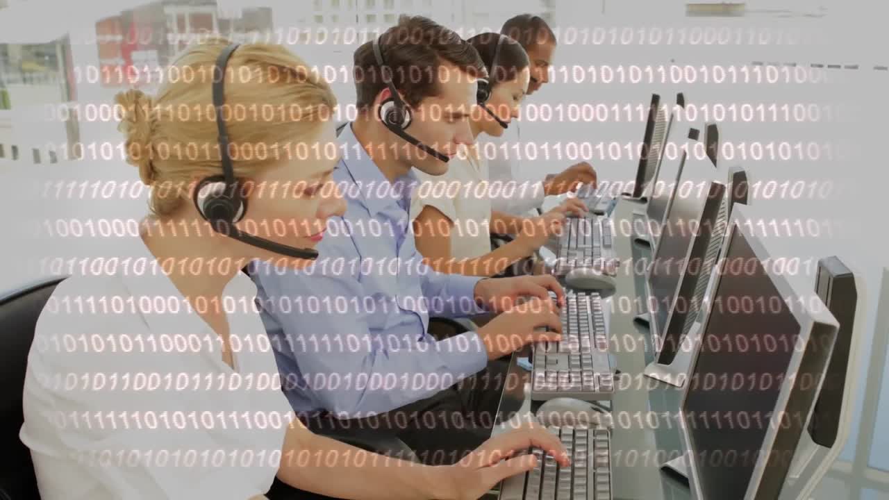 animación de código binario sobre personas que usan auriculares de teléfono