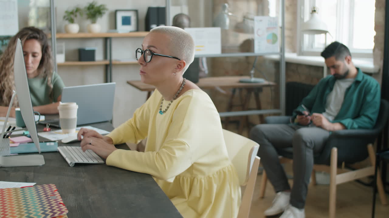 mujer de negocios caucásica trabajando en la computadora en la oficina