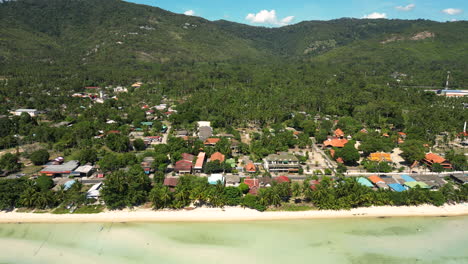 Bang-Por-Beach-Y-La-Pequeña-Ciudad-De-Koh-Samui,-Tailandia,-Con-Un-Fondo-Montañoso,-Orbital-Aéreo