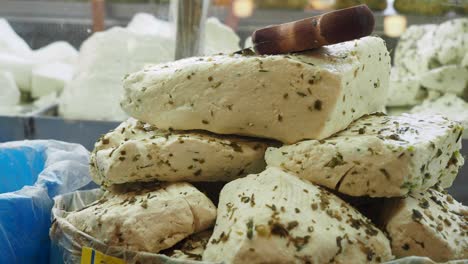 una pila de queso de hierbas
