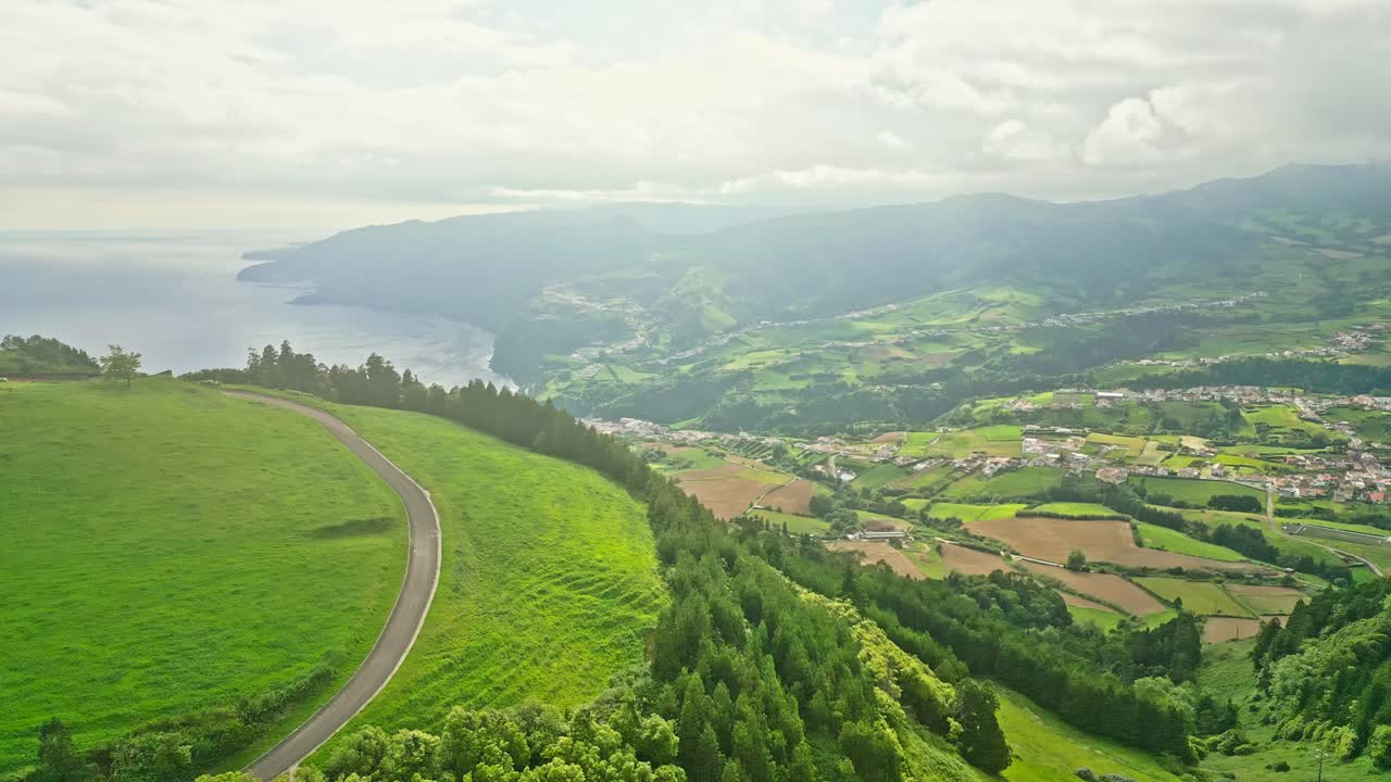 impresionante vista aérea de miraduro dos picos dos bodes en las azores portugal que muestra paisajes exuberantes