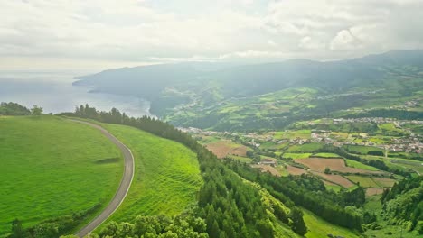 Atemberaubende-Luftaufnahme-Von-Miraduro-Dos-Picos-Dos-Bodes-Auf-Den-Azoren,-Portugal,-Mit-üppiger-Landschaft