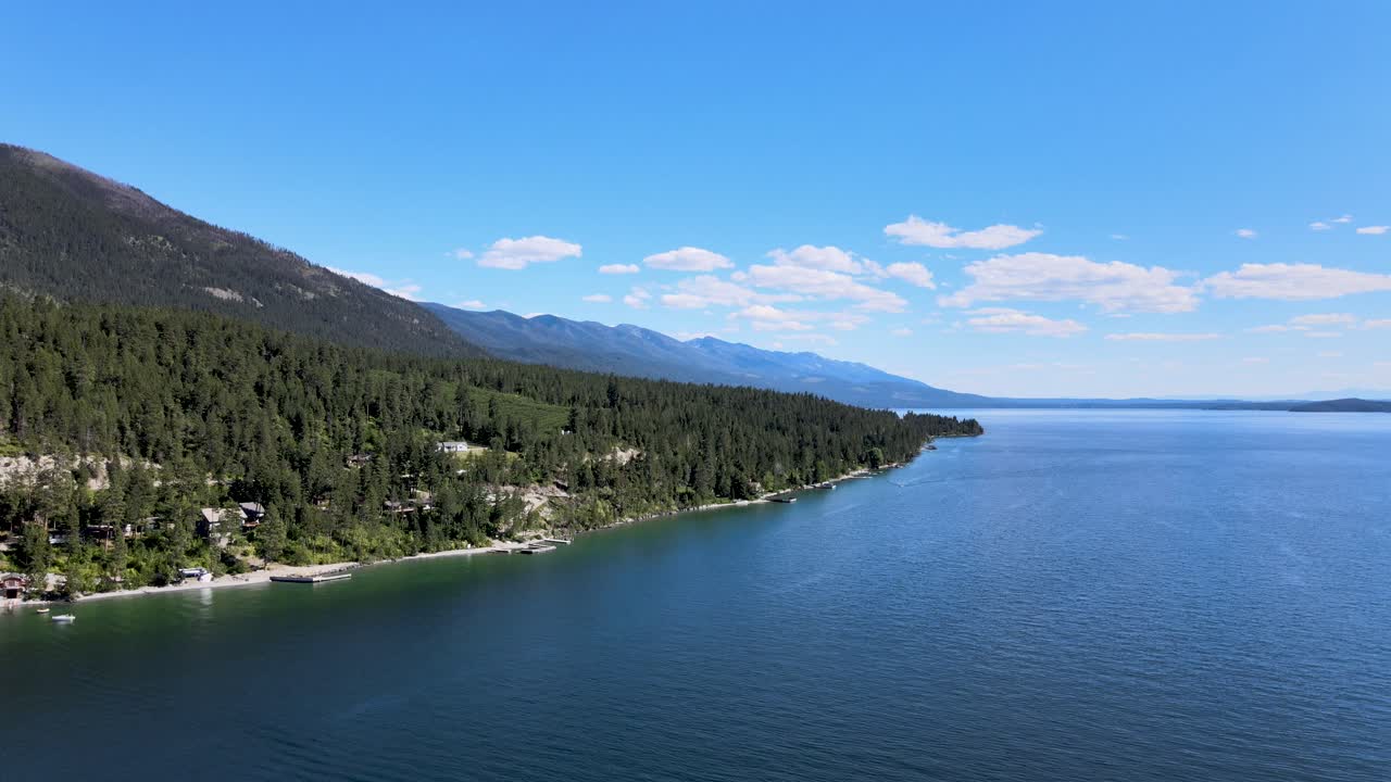 Lago Flathead, Montana, drone che si solleva sopra uno splendido paesaggio