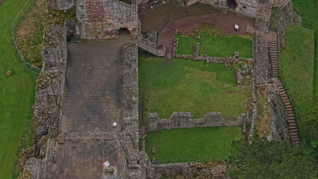 Vista aerea delle rovine del Castello di Dirleton in Scozia