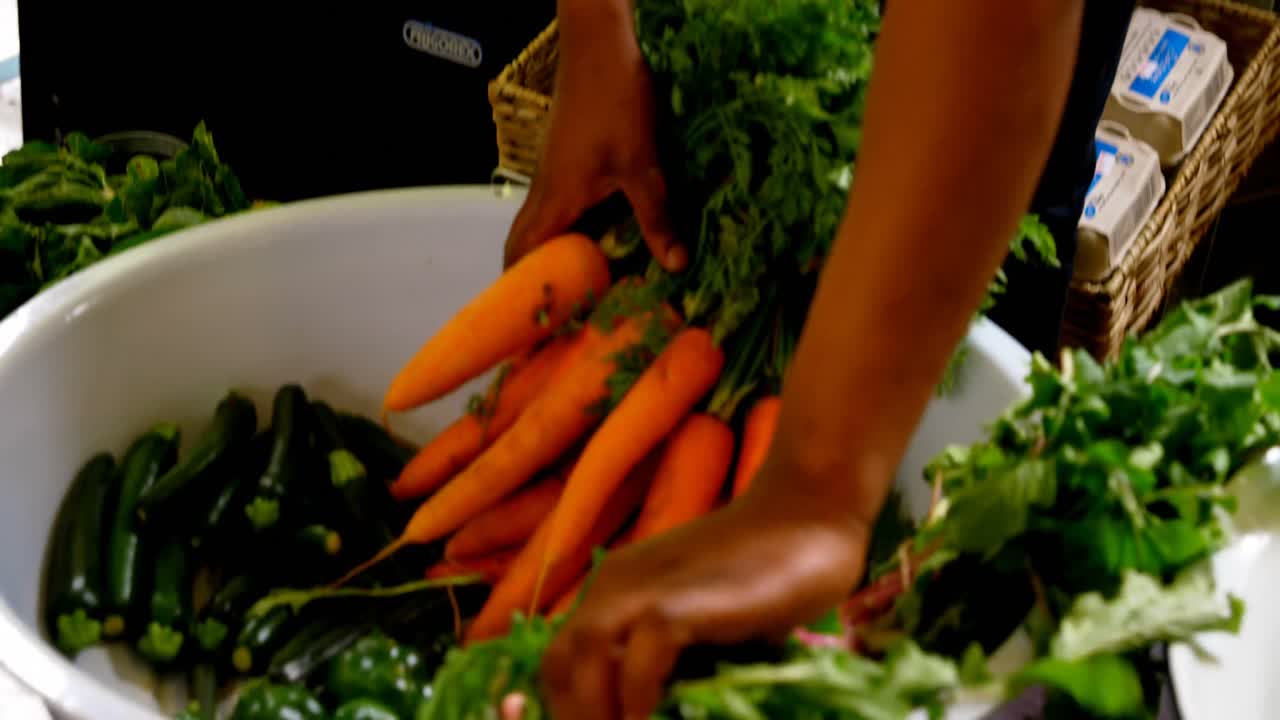 personal masculino llevando una canasta de verduras en el supermercado 4k