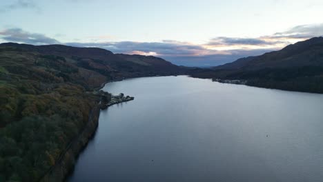 hermoso amanecer en el lago earn en las tierras altas escocesas - imágenes aéreas